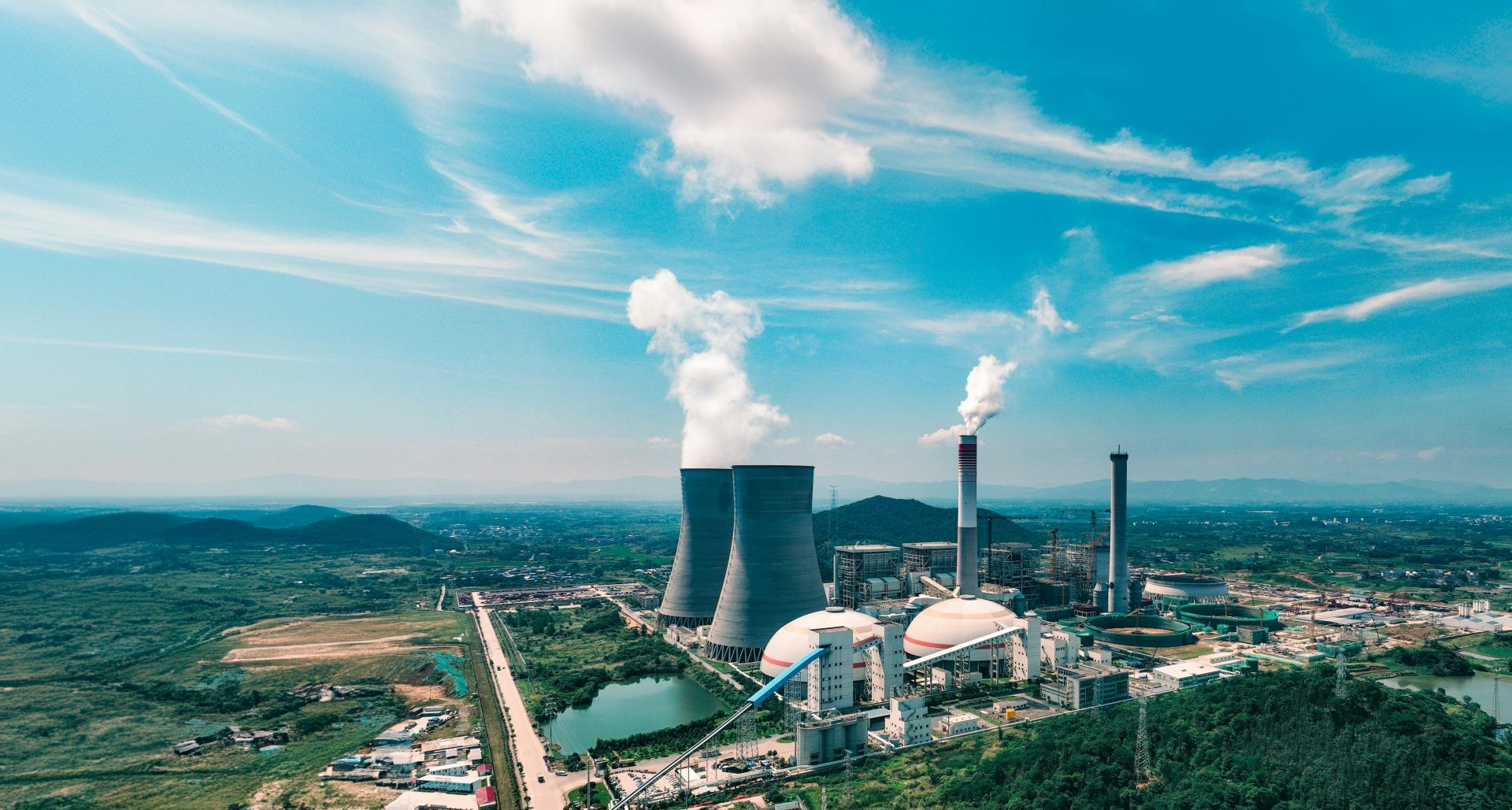 Luftaufnahme eines Industriekraftwerks in der Nähe von Jiujiang, die die Infrastruktur und die umliegende Landschaft zeigt.