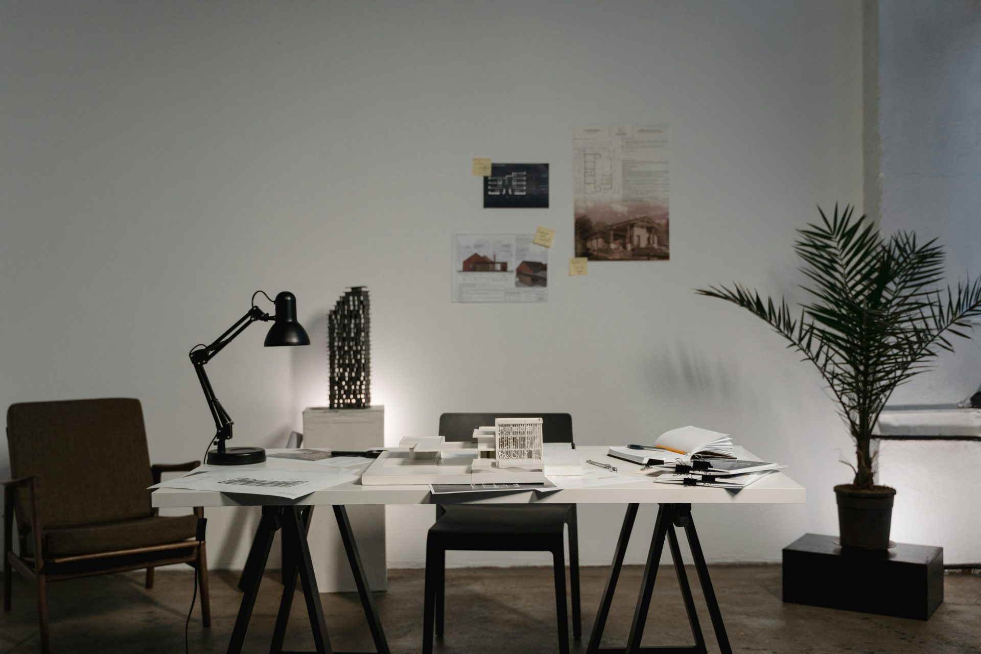 Minimalistisches Architekturbüro mit moderner Einrichtung, weißem Schreibtisch und stilvoller Raumgestaltung.