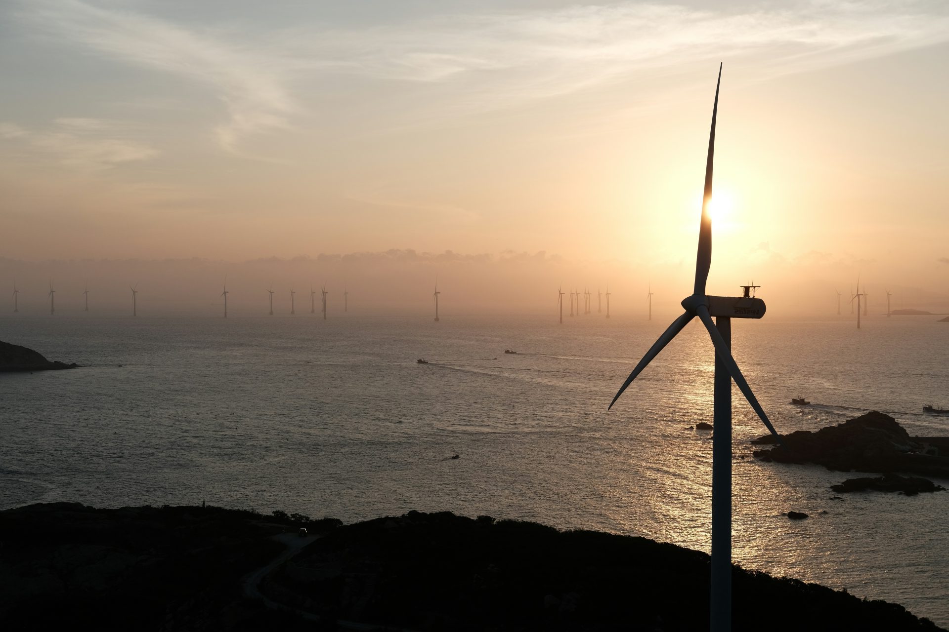 Windkraftanlagen auf See während eines wunderschönen Sonnenuntergangs.